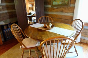 Ferienhütte, Mehrere Betten (Granny's River Retreat #458) | Speisen