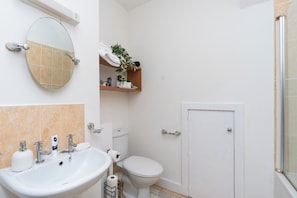 Haartrockner, Handtücher, Seife, Toilettenpapier