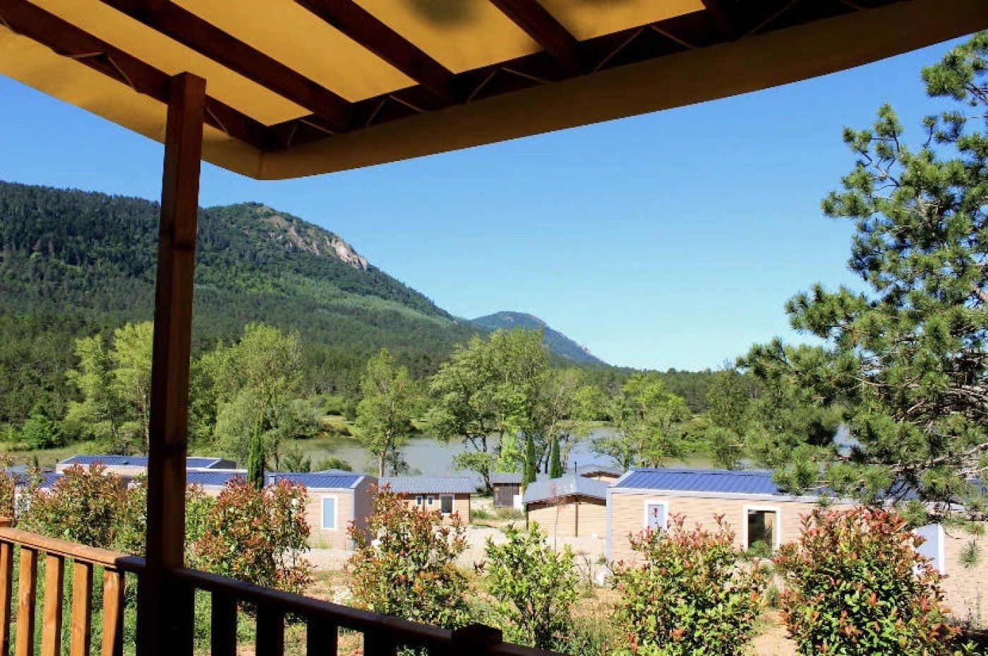 Un quartier résidentiel avec des maisons, une montagne en arrière-plan et un ciel dégagé.