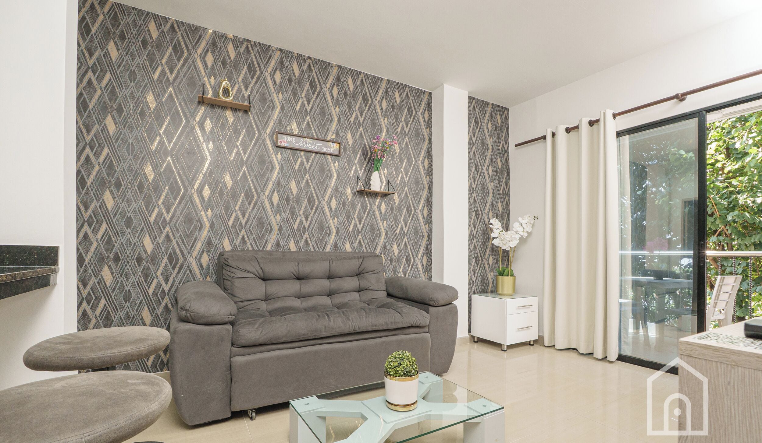Departamento Deluxe, balcón, vista al parque | Área de sala de estar | Smart TV de 50 pulgadas con canales digitales 
