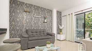 Departamento Deluxe, balcón, vista al parque | Área de sala de estar | Smart TV de 50 pulgadas con canales digitales