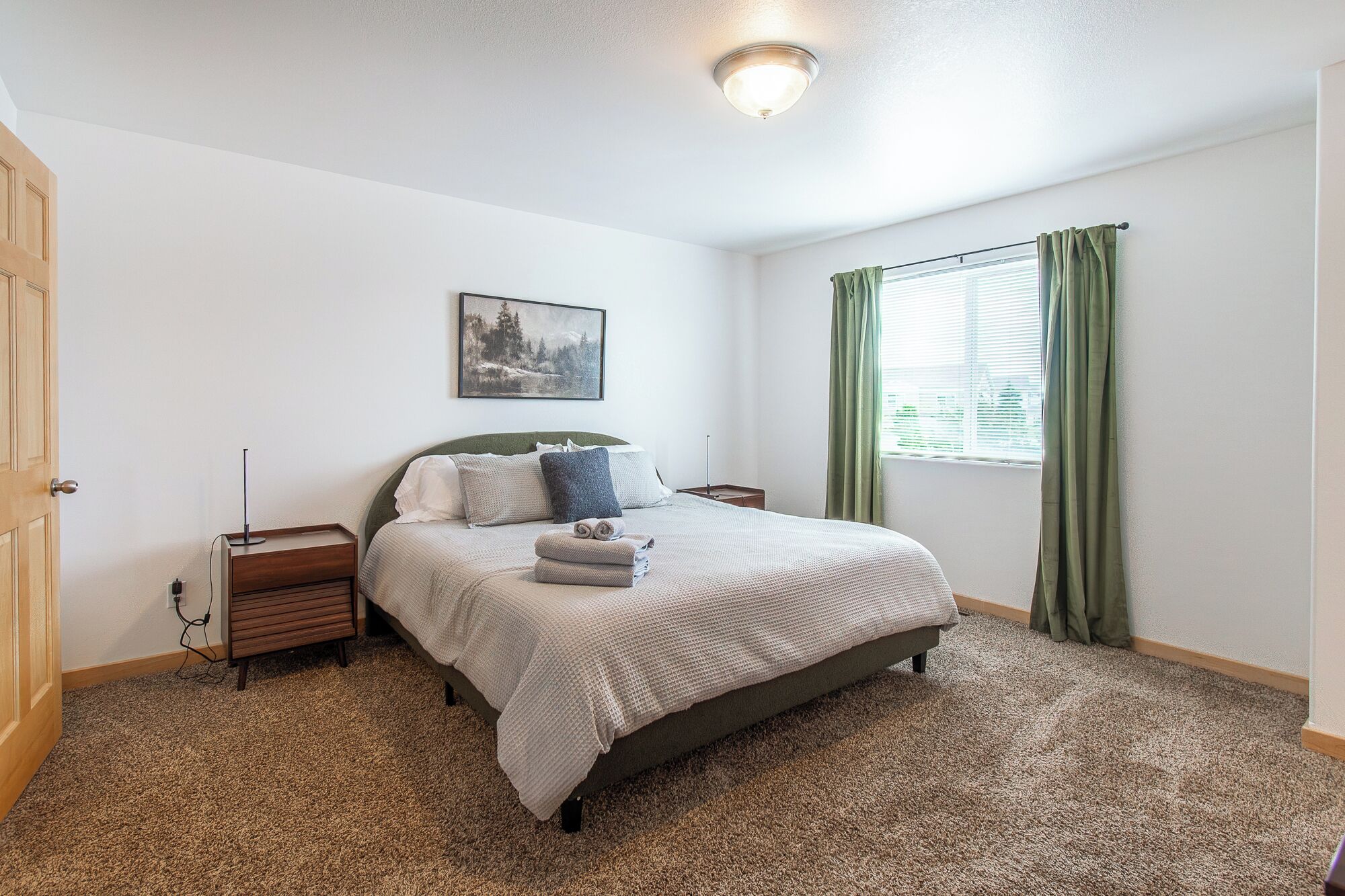 3 bedrooms, desk, iron/ironing board, travel cot