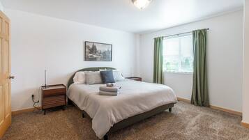3 bedrooms, desk, iron/ironing board, travel cot