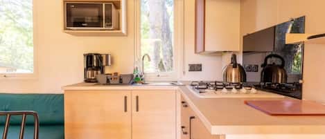 Geladeira, micro-ondas, cooktop