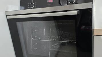 Un four Siemens doté d’un écran numérique, de boutons de commande et d’une porte en verre.
