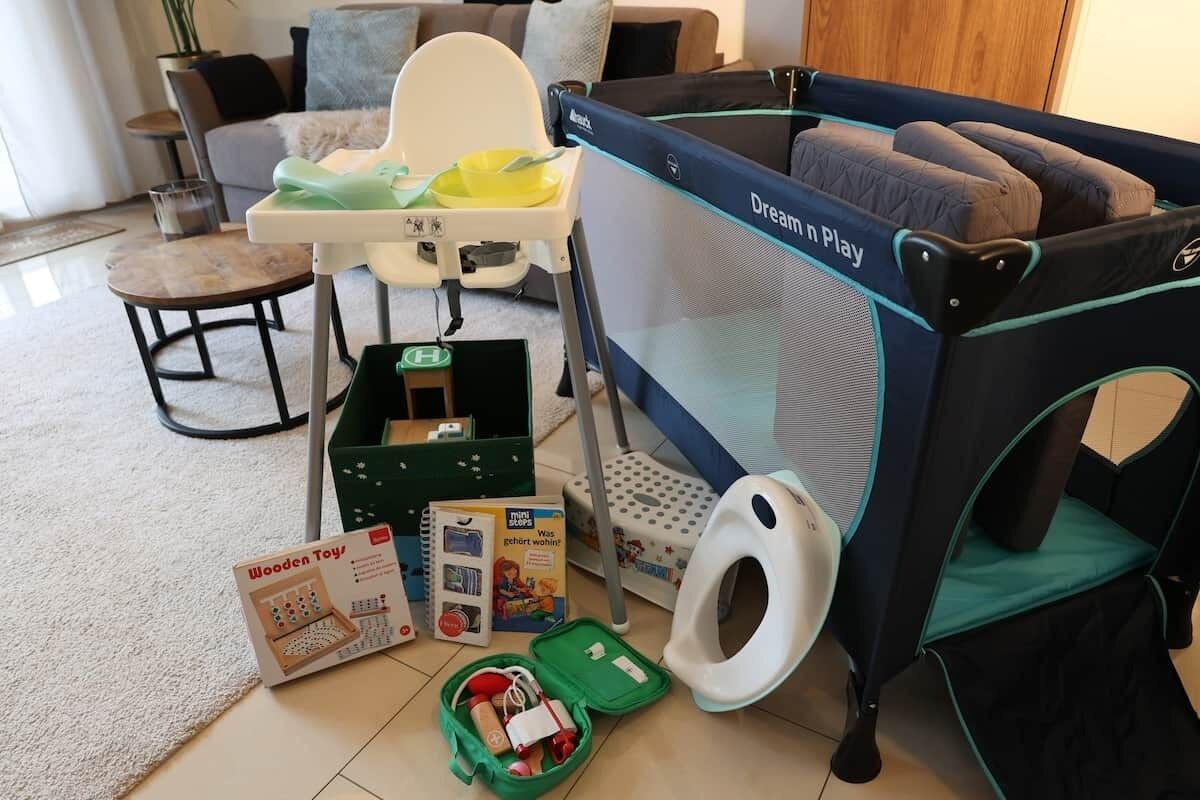 Kindgerechte Ausstattung (0-4 J.):
Kein separates Zimmer, dafür volles Paket für leichteres Gepäck: Baby-Reisebett, Flaschenwärmer, Hochstuhl & Lätzchen. inkl. Kindergeschirr, Hocker, Toilettensitz, ausgewähltes Spielzeug, Bücher.