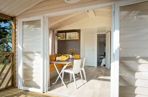 Ein modernes Interieur mit Essbereich, Küche und Schlafzimmer.