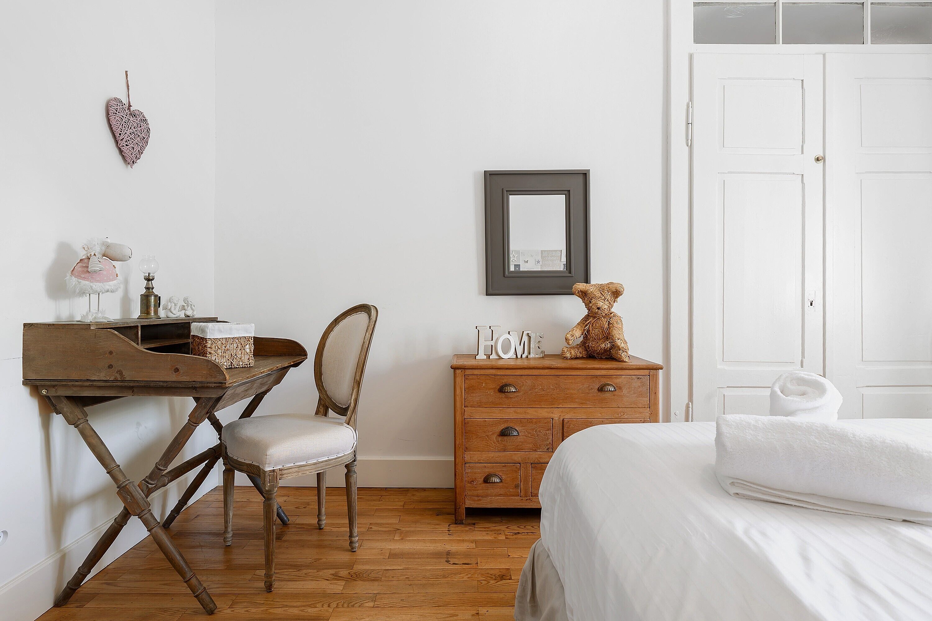 3 habitaciones, tabla de planchar con plancha, wifi y ropa de cama 