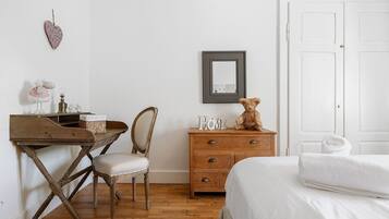3 habitaciones, tabla de planchar con plancha, wifi y ropa de cama
