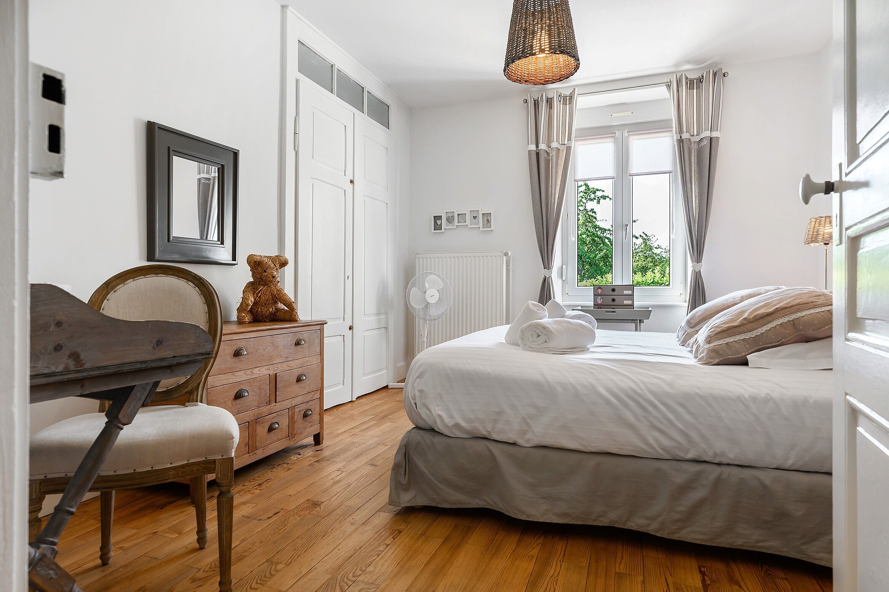 3 bedrooms, iron/ironing board, WiFi, bed sheets