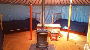 Ein Zimmer mit Zentralheizung, zwei Betten, einem kleinen Tisch und einem Stuhl.