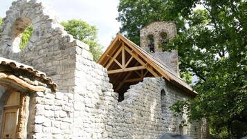 Un bâtiment en pierre doté d’une charpente en bois et d’une tour.