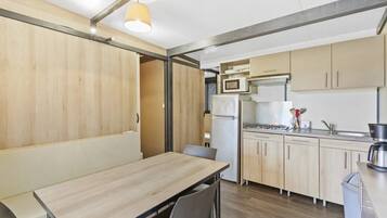 Réfrigérateur, micro-ondes, plaque de cuisson, lave-vaisselle