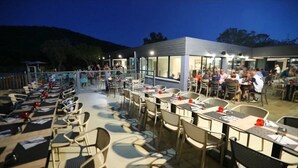 Outdoor dining - Camping 3 étoiles - Piscine  - ccbgebe (Pianottoli-Caldarello)