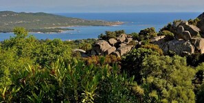 A coastal landscape with rocky terrain and dense greenery. - Camping 3 étoiles - Piscine  - ccbgeca (Pianottoli-Caldarello)