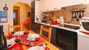 Una cocina moderna con comedor listo para una comida, microondas y estufa.