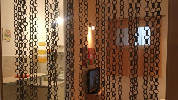 Een badkamer met toilet, wastafel en spiegel.