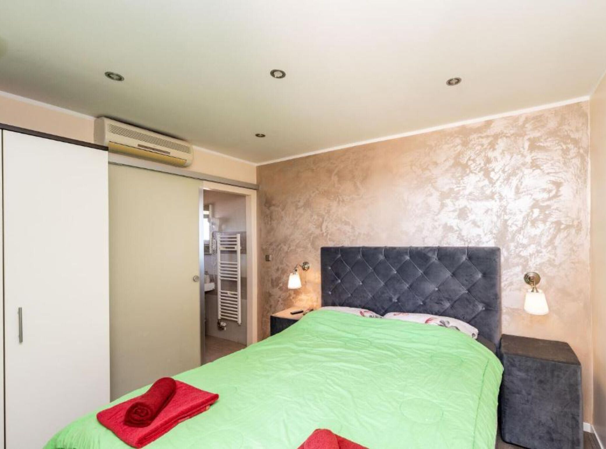 1 chambre, fer et planche à repasser, accès Internet, draps fournis