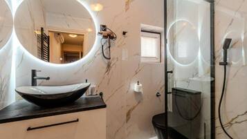 Shower, hair dryer, towels