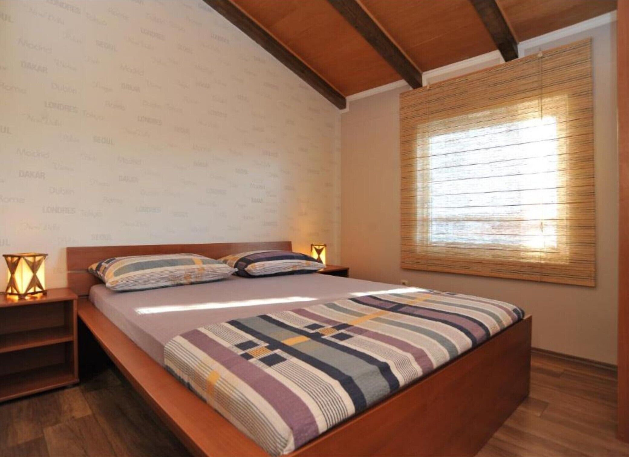 Tabla de planchar con plancha, acceso a internet y ropa de cama 