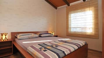 Tabla de planchar con plancha, acceso a internet y ropa de cama