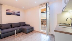 TV - Superior Two Bedroom Apartment with Terrace (Sukosan)