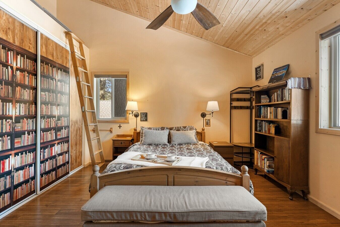 Tabla de planchar con plancha, wifi y ropa de cama 