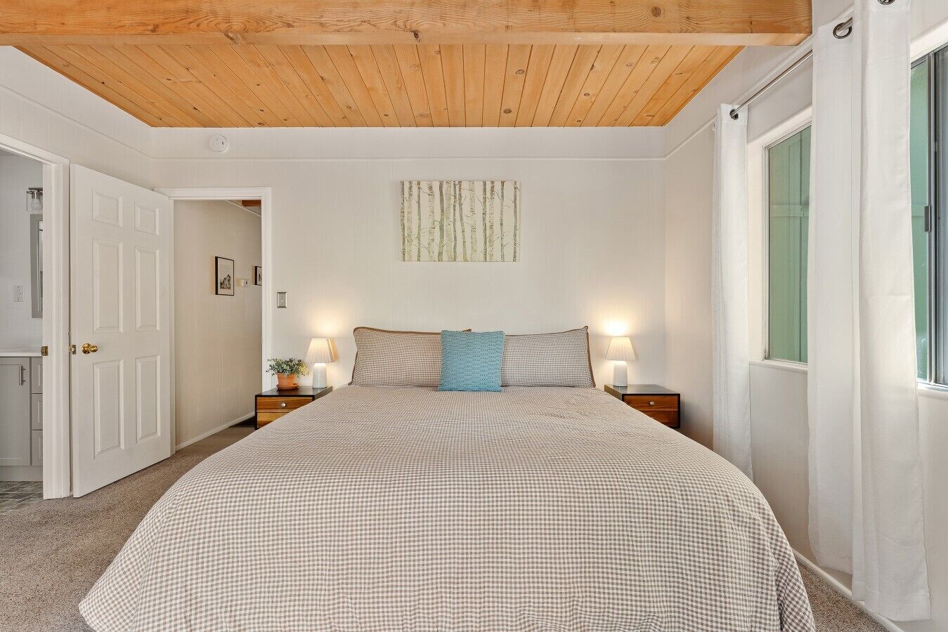 Desk, travel cot, WiFi, bed sheets