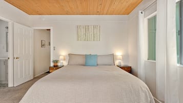 Desk, travel cot, WiFi, bed sheets