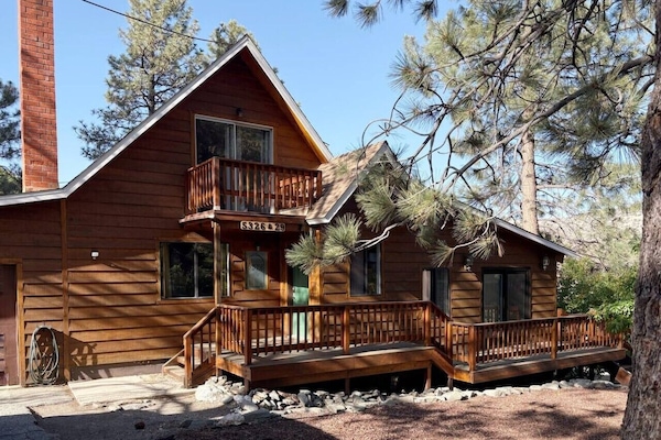 A cabin with spacious decks, pine trees all around, perfect for a chill escape 🌲✨