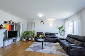 Living area - Casa Blanca Residence Magdeburg - Charming 4-bedroom house for your stay (Magdeburg)
