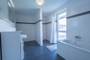 Bidet, towels, soap, toilet paper - Casa Blanca Residence Magdeburg - Charming 4-bedroom house for your stay (Magdeburg)