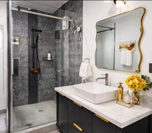 Shower, towels, soap, toilet paper - Modern 3 Bedroom En Suite Near Beach (Accra)