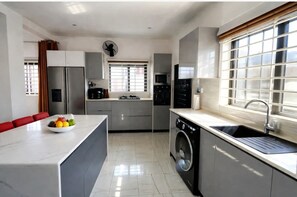Private kitchen - Modern 3 Bedroom En Suite Near Beach (Accra)