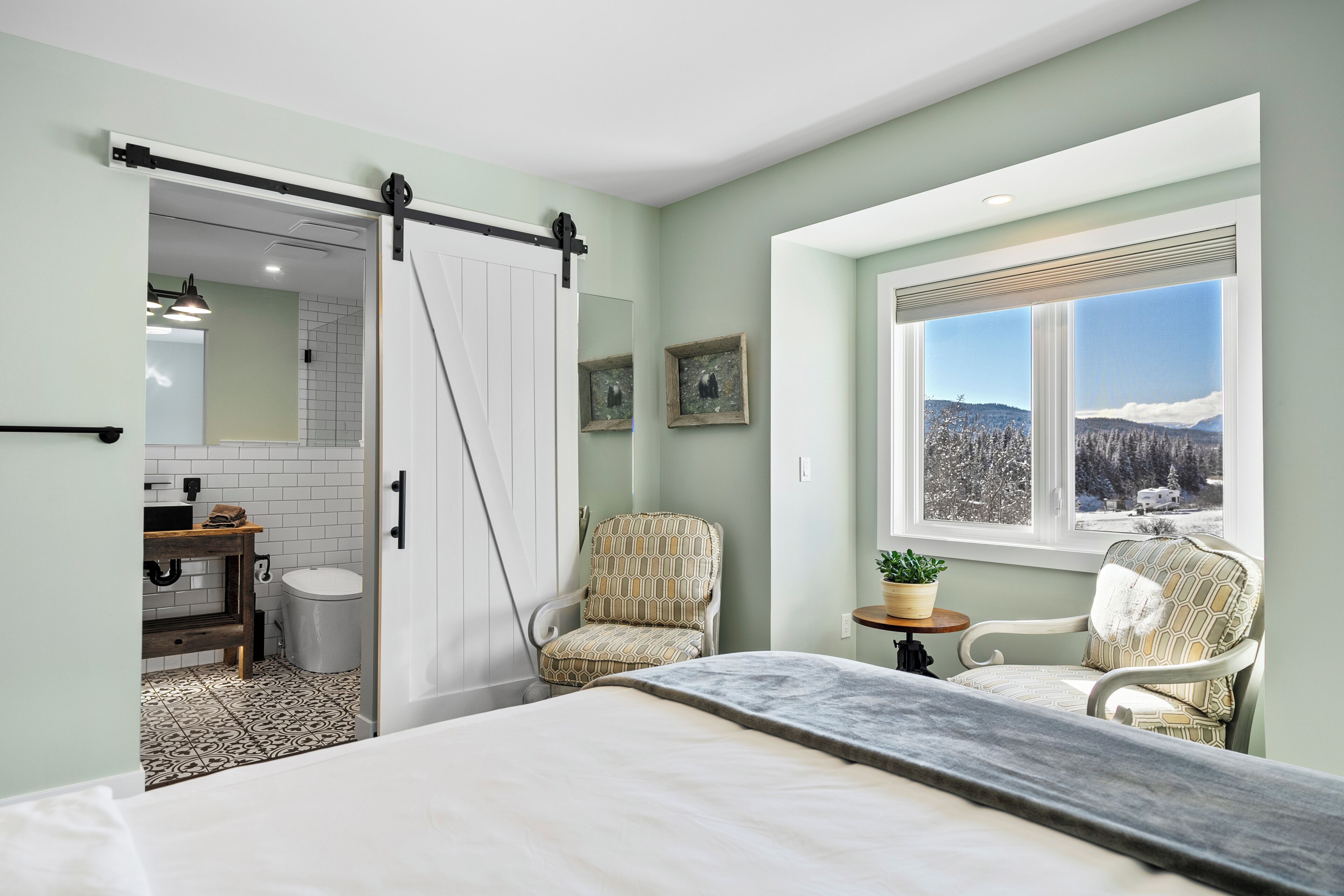 Desk, free WiFi, bed sheets. HIghwood River Queen Boutique Room