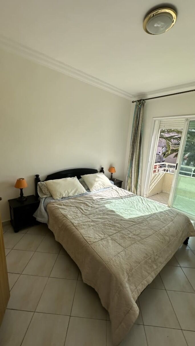 3 habitaciones, tabla de planchar con plancha, wifi y ropa de cama 