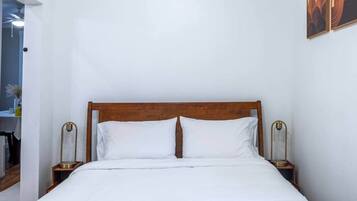 Iron/ironing board, WiFi, bed sheets