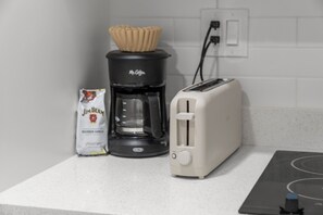 Coffee and/or coffee maker - Cozy Private Studio: Queen Bed + Full Kitchen (Tampa)