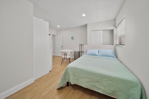 1 bedroom, iron/ironing board, WiFi, bed sheets - Cozy Private Studio: Queen Bed + Full Kitchen (Tampa)