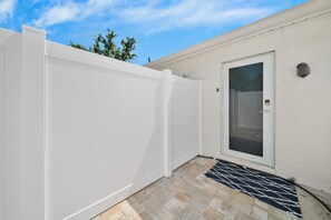Exterior detail - Cozy Private Studio: Queen Bed + Full Kitchen (Tampa)