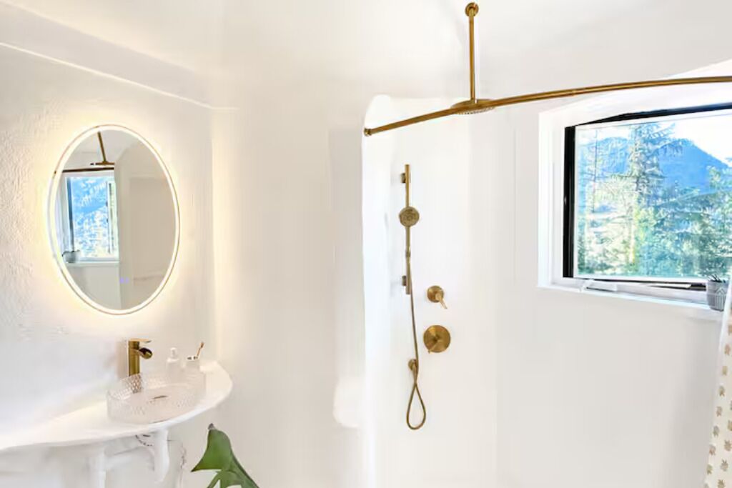 Douche, serviettes fournies, savon, papier toilette