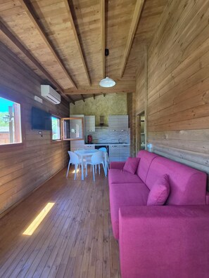 Cabane Confort, vue cour intérieure | Coin séjour