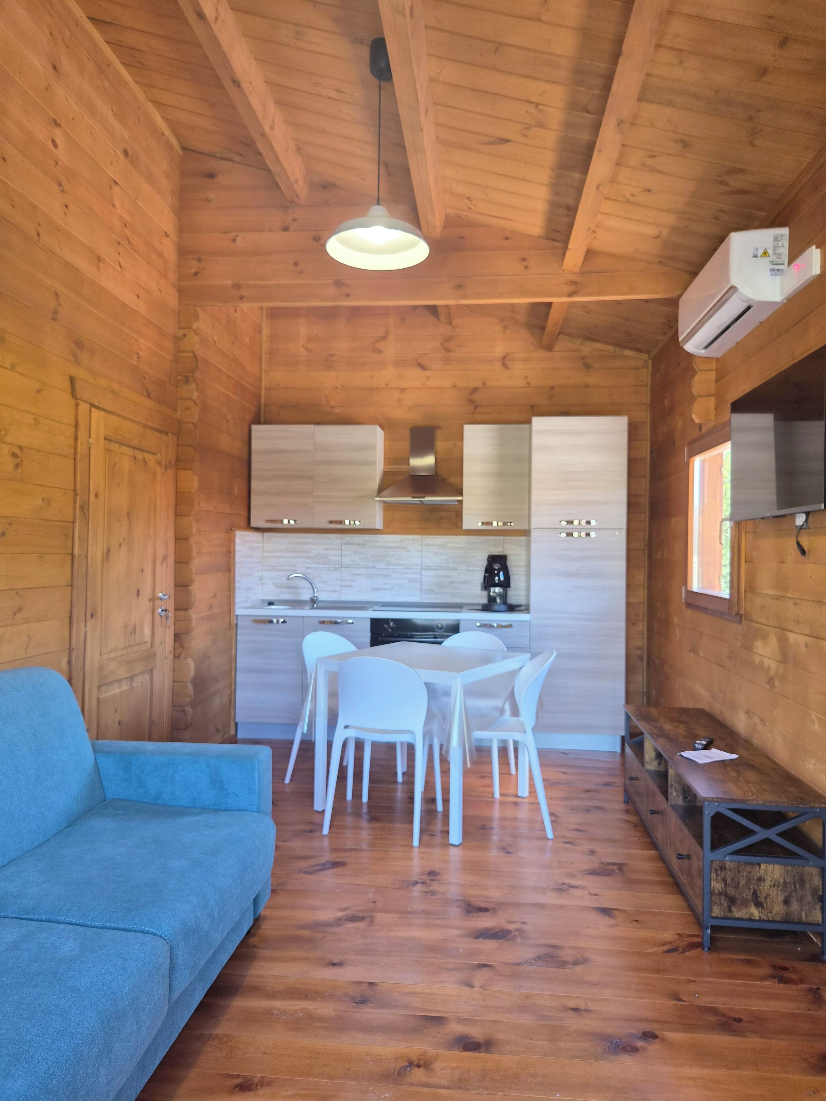 Cabane Confort, vue cour intérieure | Coin séjour
