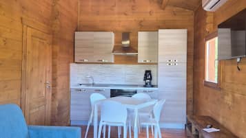 Cabane Confort, vue cour intérieure | Coin séjour
