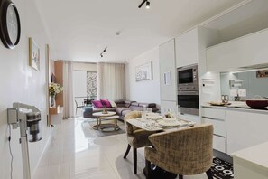 Eine moderne Wohnung mit Essbereich, Küche und Wohnbereich.