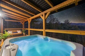 Outdoor spa tub - Dolly's Place! Mountain View, Hot Tub, Pickleball! (Sevierville)