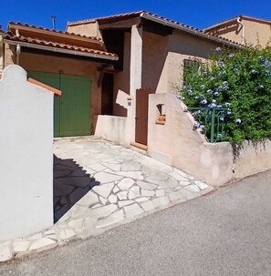 A house with a tiled roof, a stone-paved entrance, a green gate, and a flower box. - Rosy House (Sanary-sur-Mer)