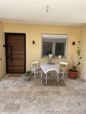 Outdoor dining - Riverside Luxury 3-bedroom apartment in beautiful Štip (Štip)