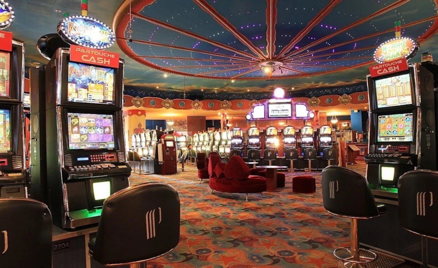 Un casino doté de nombreux jeux de machines à sous, d’un carrousel et d’un décor de plafond original et attrayant.
