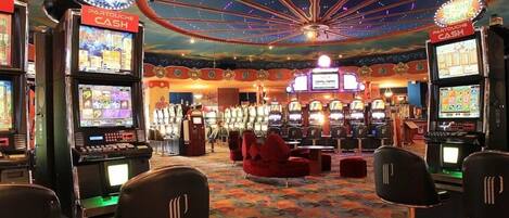 Un casino doté de nombreux jeux de machines à sous, d’un carrousel et d’un décor de plafond original et attrayant.